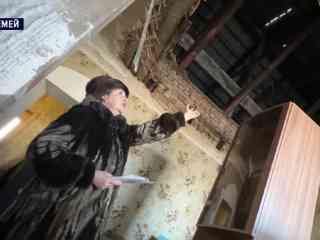 У старого трёхэтажного здания в Семее рухнула крыша