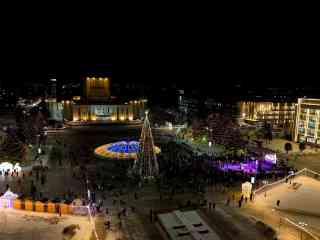 В Семее зажгли огни новогодней ёлки