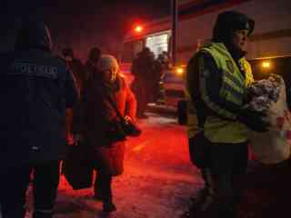 Помощь пассажирам рейсового автобуса оказали полицейские на трассе