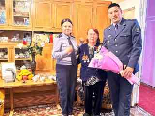 В Семее сотрудники УИС встретились с 93-летней свидетельницей блокады Ленинграда