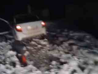 Полицейские вытащили автомобиль женщины из талой воды в Абайcкой области