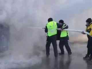 Патрульные два часа боролись с пожаром в пылающем грузовике в Абайской области