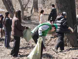 В Семее прошла акция по очистке острова