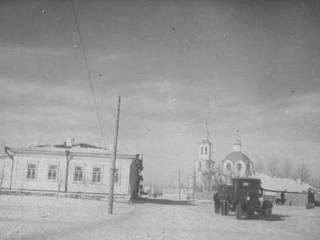 Здание слева - городская управа. Справа - Знаменский собор.