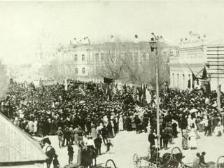 Митинг напротив дома губернатора (ныне Краеведческий музей)