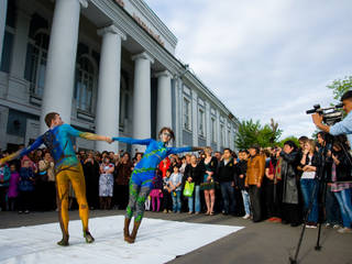 Перед музеем началось представление хореографической композиции боди-арт «Фантазии сновидений»