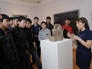 Увлечённый рассказ Халитовой И.А. о объёмном виде изобразительного искусства — скульптуре, заинтересовал посетителей