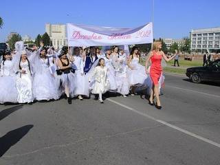 Невесты идут по центру города, привлекая всеобщее внимание