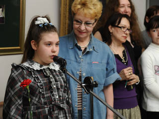 Русанова Лиза (10 лет) поблагодарила бабушек и дедушек от имени всех участников выставки