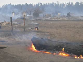 Сгоревший в результате лесного пожара поселок