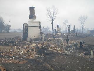 Сгоревший в результате лесного пожара поселок