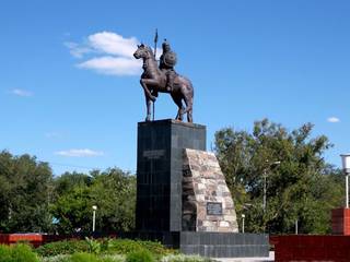 Памятник Кабанбай батыру на привокзальной площади