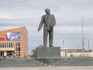 Памятник Ауэзову