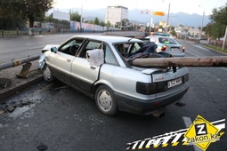 Жуткое ДТП в Алматы: отбойник пронзил насквозь Audi 80