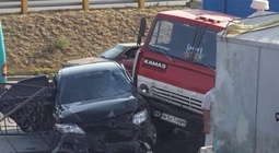 В Алматы «КамАЗ» впечатал «Toyota Camry» в разделительный забор