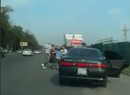 На трассе в Алматы сняли на видео драку женщины с группой мужчин