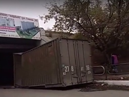 Еще два грузовика застряли под мостом в Семее