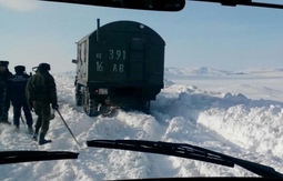Сугробы не помеха для врачей скорой помощи из Семея