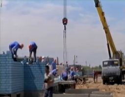 Необычные кирпичи местного производства используются в самой масштабной стройке Семея