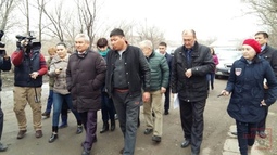 Аким Семея прогулялся по разбитым дорогам города