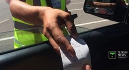 Сотрудники в ярких жилетах больше не будут помогать алматинцам парковать машины