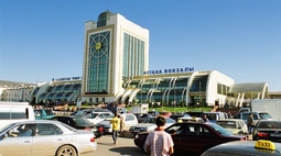 На вокзале Астаны тестируют платную парковку