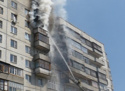 В Семее 19 апреля горел балкон в многоэтажном доме