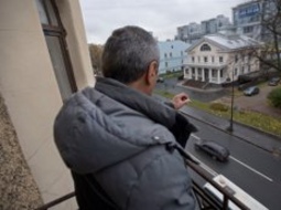 МВД РК: За курение на балконе подъезда полагается штраф