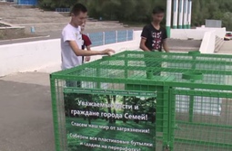 В Семее контейнеры для пластиковых бутылок используют не по назначению