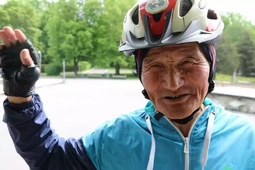 В Семей приехал 71-летний велопутешественник