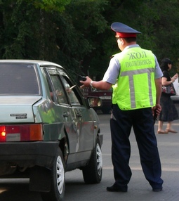 В Семее водитель за взятку гаишнику в 700 тенге заплатит штраф в размере 420 тысяч