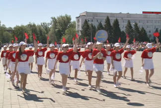 В Семее в праздничном параде приняли участие свыше 5 тысяч детей