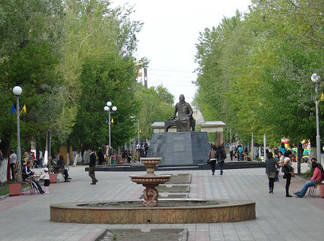 Памятник Шакариму Кудайбердиеву в Семее оставят в покое