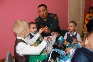 Военнослужащие посетили воспитанников дома ребенка города Семей