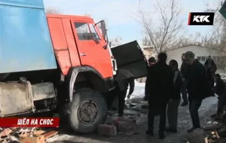 В Таразе водитель «КамАЗа» снёс несколько киосков, пытаясь спасти девушек
