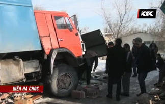 В Таразе водитель «КамАЗа» снёс несколько киосков, пытаясь спасти девушек