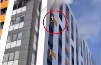 Леденящие кровь кадры сняли очевидцы во время пожара в многоэтажке в Астане