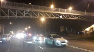 В Алматы упавшую с пешеходного моста девушку переехал автомобиль