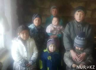Семья с 7 детьми живет в полуразрушенном дачном домике в Семее