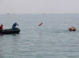 В Актау местный житель вышел в море на плоту из пластиковых бутылок