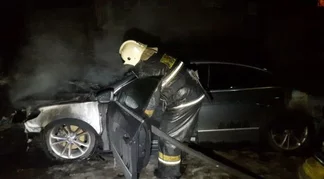 В Алматы во дворе жилого дома сгорели 2 автомобиля