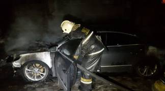 В Алматы во дворе жилого дома сгорели 2 автомобиля