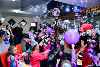 Семья из Курчатова организовала праздник для воспитанников детского дома Семея