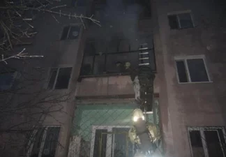 Бабушку с двумя внучками спасли во время пожара в Семее