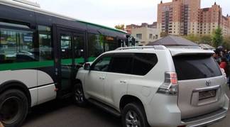 В Астане «Toyota Land Cruiser Prado» врезался в автобус
