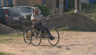 Пенсионер из ВКО собрал необычный трехколесный велосипед