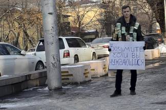 В Алматы допросили парня, обклеенного деньгами