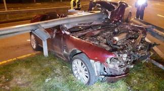 В Алматы водитель врезался в отбойник и сбежал с места аварии