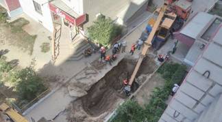 Асфальт проваливается у многоэтажек в Семее