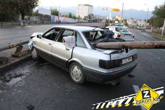 Жуткое ДТП в Алматы: отбойник пронзил насквозь Audi 80